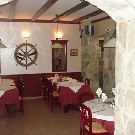 Pansion Marco Polo Петрчане
